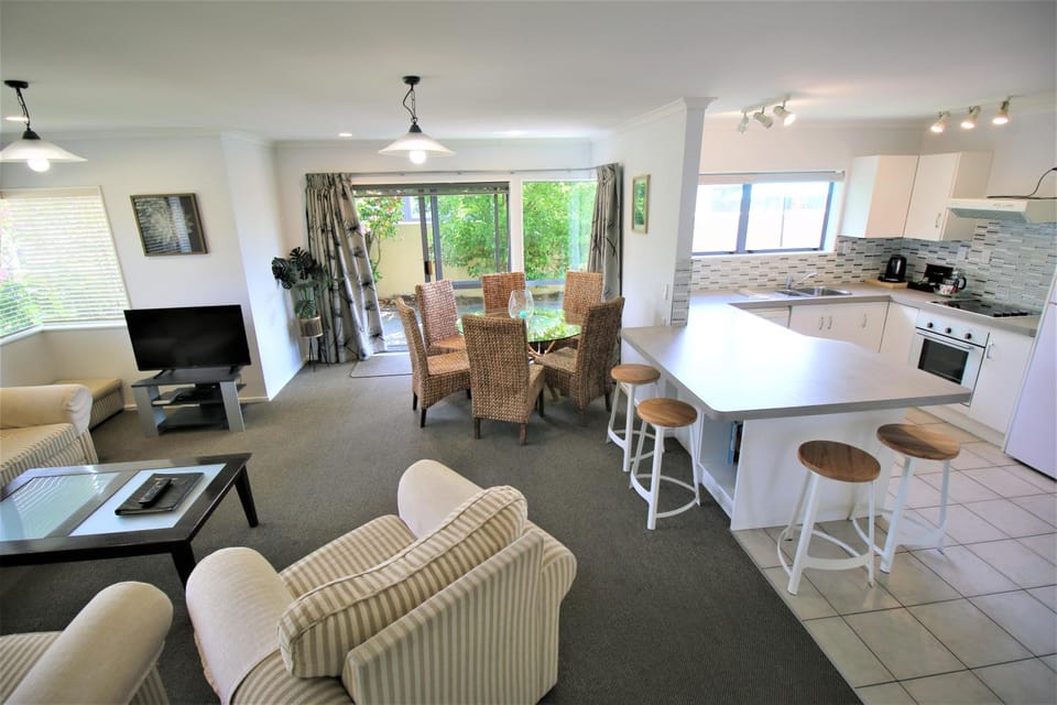 Kitchen or kitchenette, Living room, Dining area