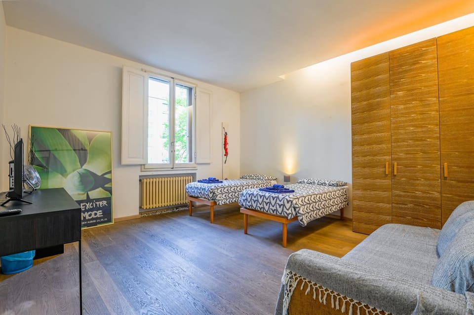 TV and multimedia, Photo of the whole room, Bedroom