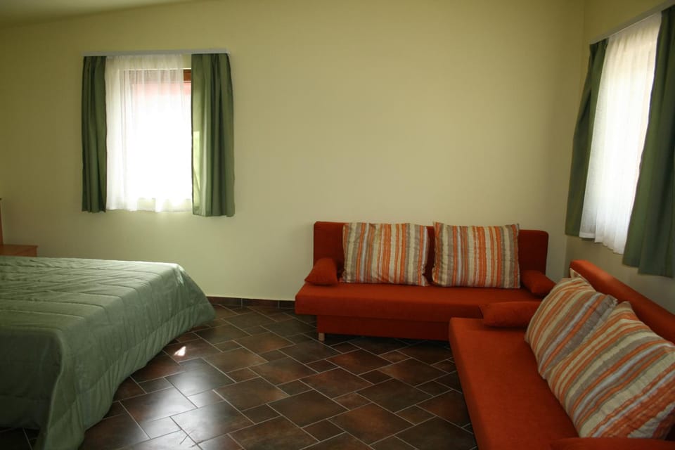 Photo of the whole room, Seating area
