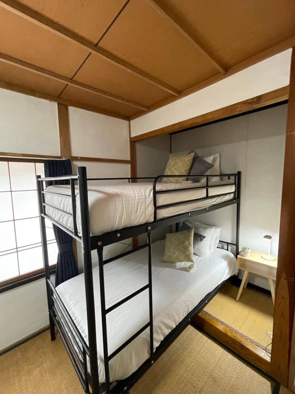 Bedroom, bunk bed