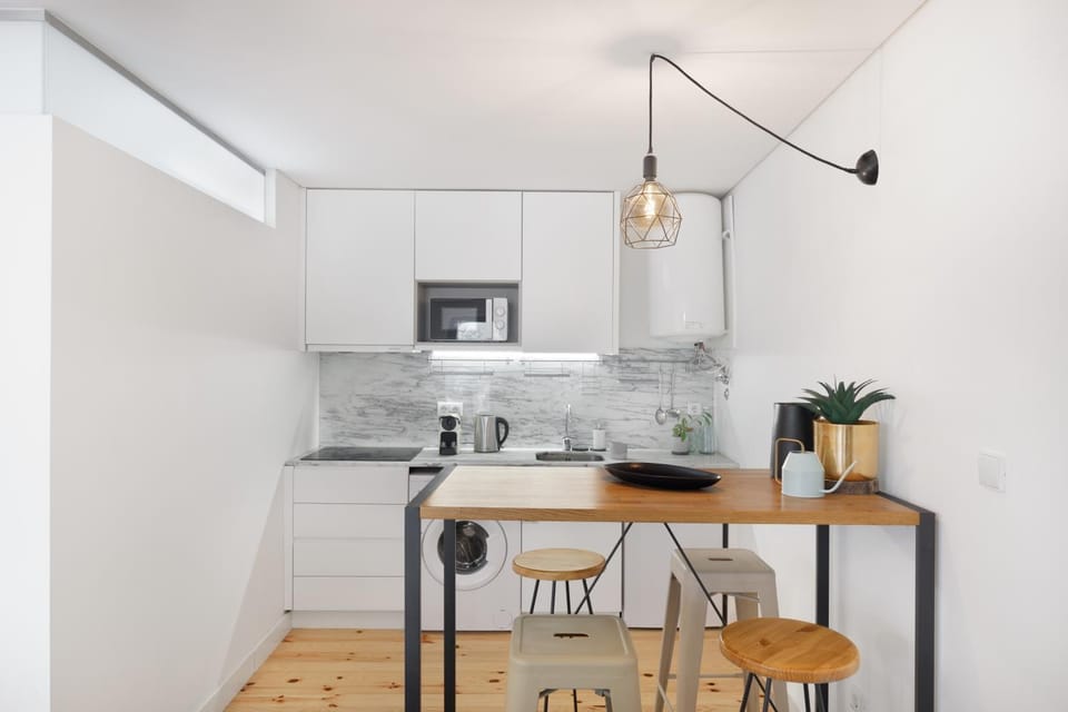 Coffee/tea facilities, Kitchen or kitchenette, Dining area, microwave, stove, toaster, washing machine