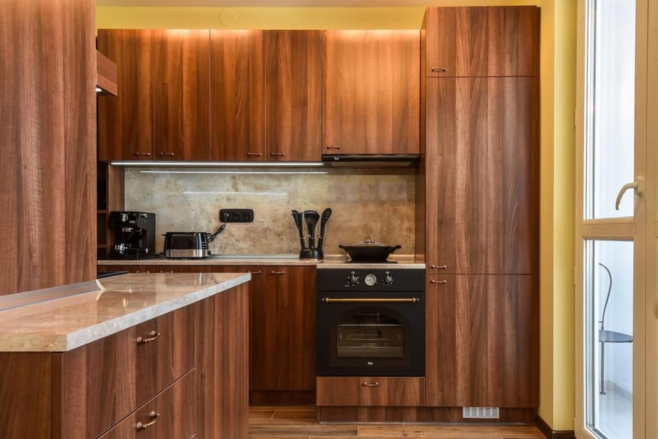 Coffee/tea facilities, Kitchen or kitchenette, oven, stove, toaster