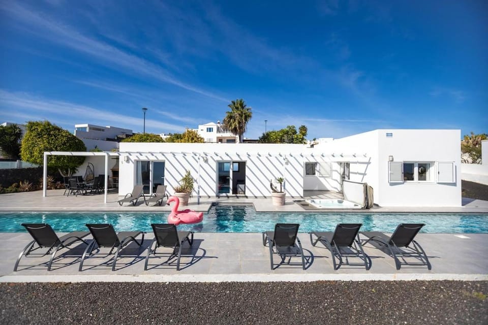 Swimming pool, sunbed