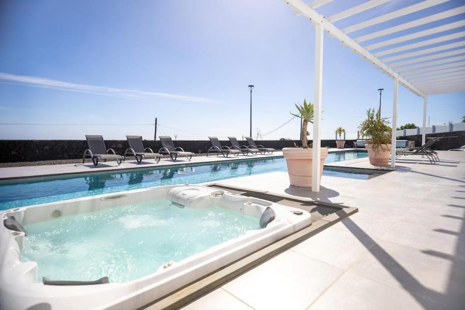 Casa Conil Private 25m Heated Pool with Hydraulic Mobility Lift House in Isla de Lanzarote