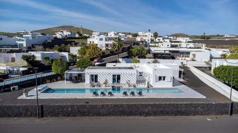 Neighbourhood, Pool view, Swimming pool, Location, sunbed