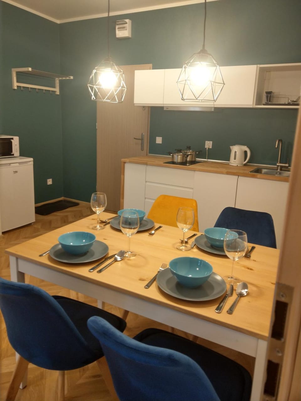 Kitchen or kitchenette, Dining area