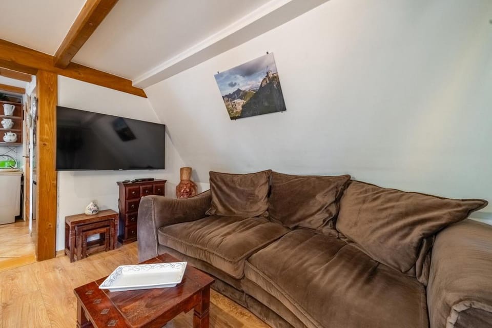 Communal lounge/ TV room, TV and multimedia, Living room, Seating area, Evening entertainment