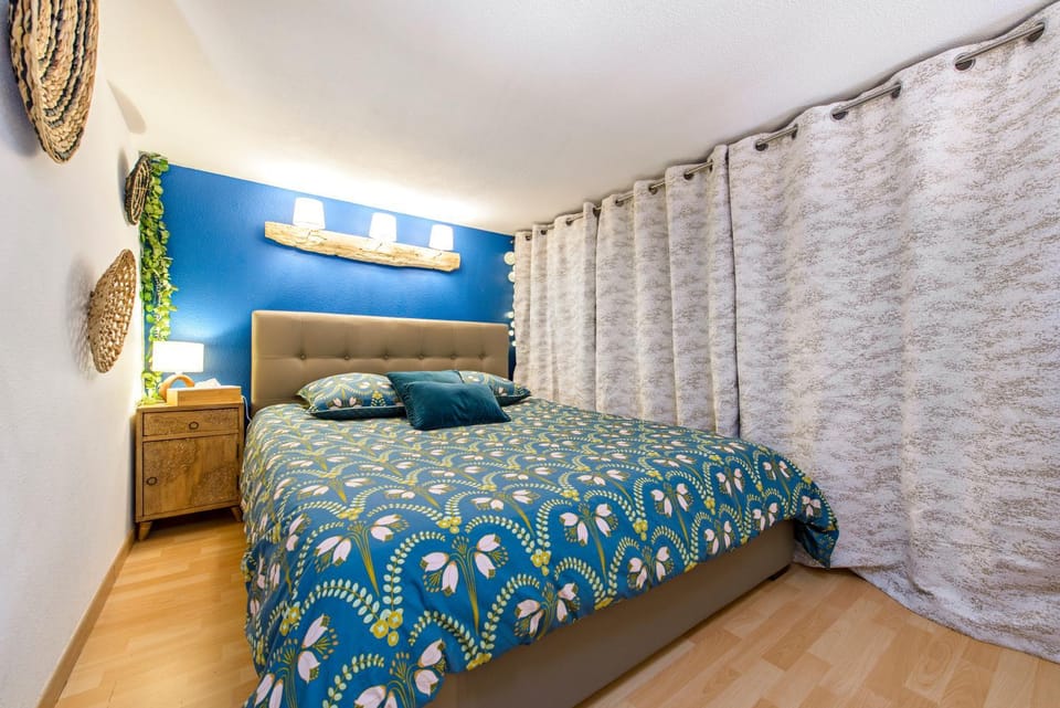 Photo of the whole room, Bedroom