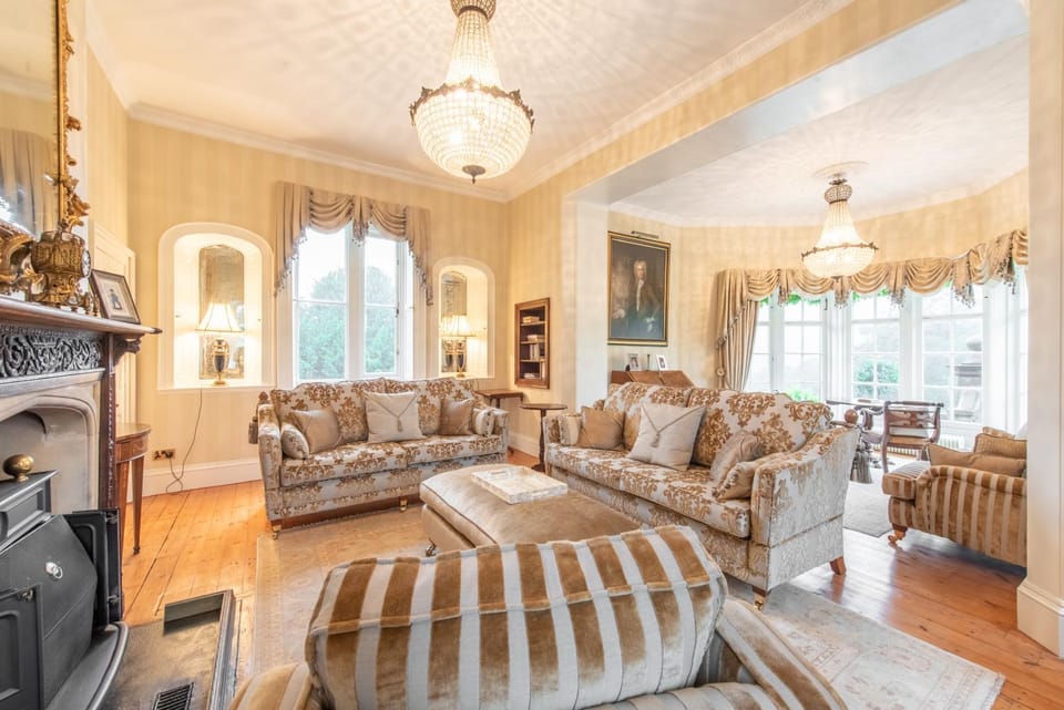 Communal lounge/ TV room, Living room, Seating area