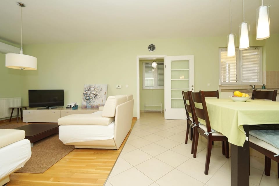 TV and multimedia, Living room, Dining area, air conditioner