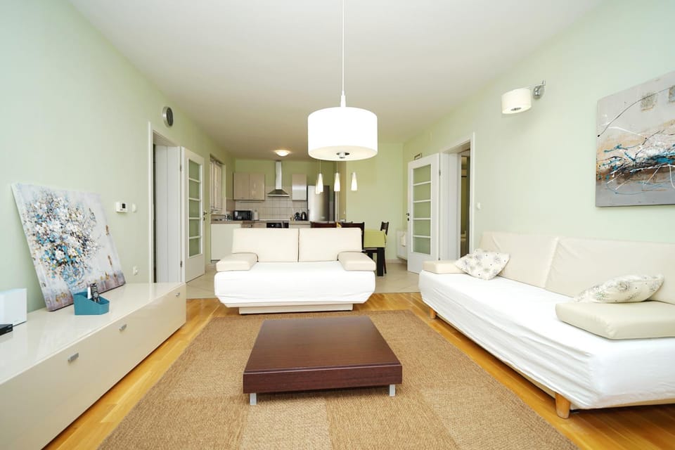 TV and multimedia, Living room, Seating area, air conditioner