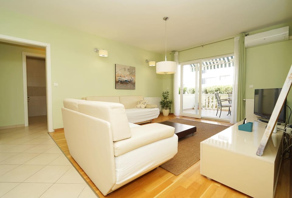 TV and multimedia, Living room, Seating area, air conditioner