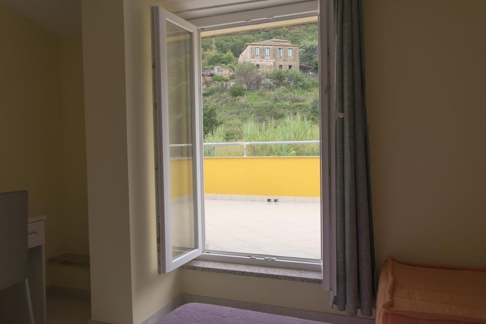 Balcony/Terrace, Mountain view, Quiet street view