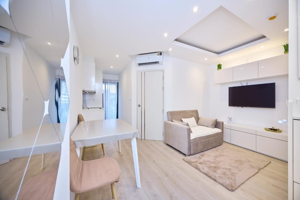 TV and multimedia, Living room, Seating area, air conditioner