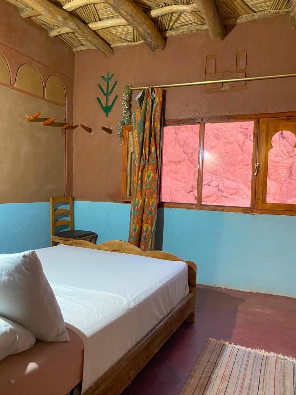 Photo of the whole room, Bedroom, Mountain view