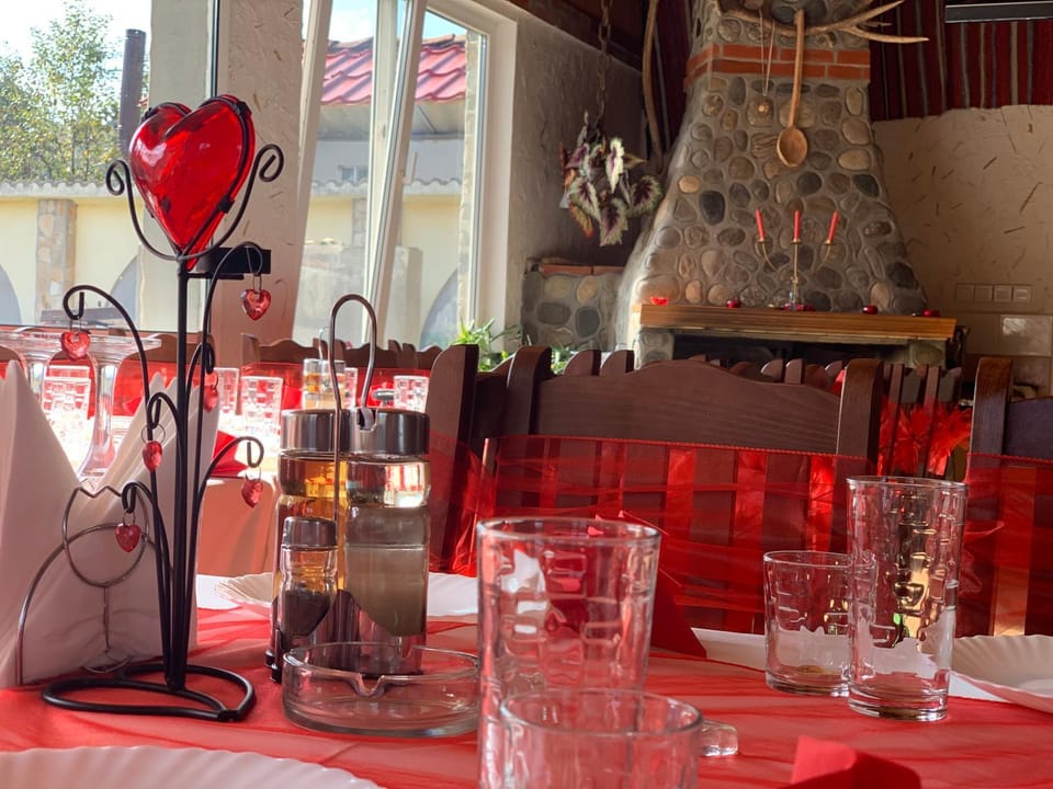 Property building, Restaurant/places to eat, Banquet/Function facilities, Food, Drinks