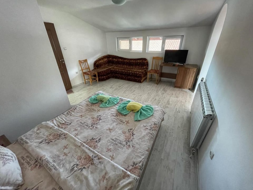 Bed, TV and multimedia, Bedroom