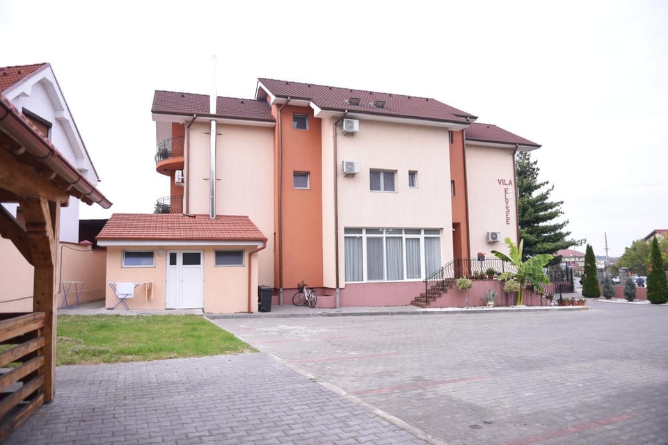 Property building, Facade/entrance, Landmark view