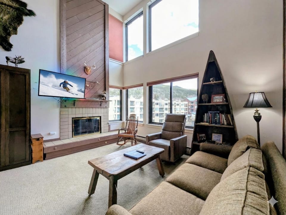 Day, Library, TV and multimedia, Living room, Seating area, Mountain view, fireplace, furniture