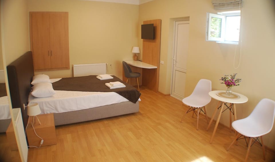 Photo of the whole room, Dining area, Bedroom