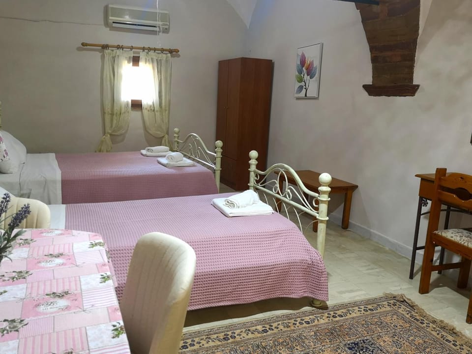 Shower, Bed, Garden, Kitchen or kitchenette, Photo of the whole room, Seating area, Dining area, Bedroom, cot