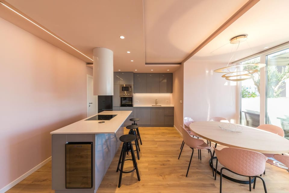 Dining area, kitchen