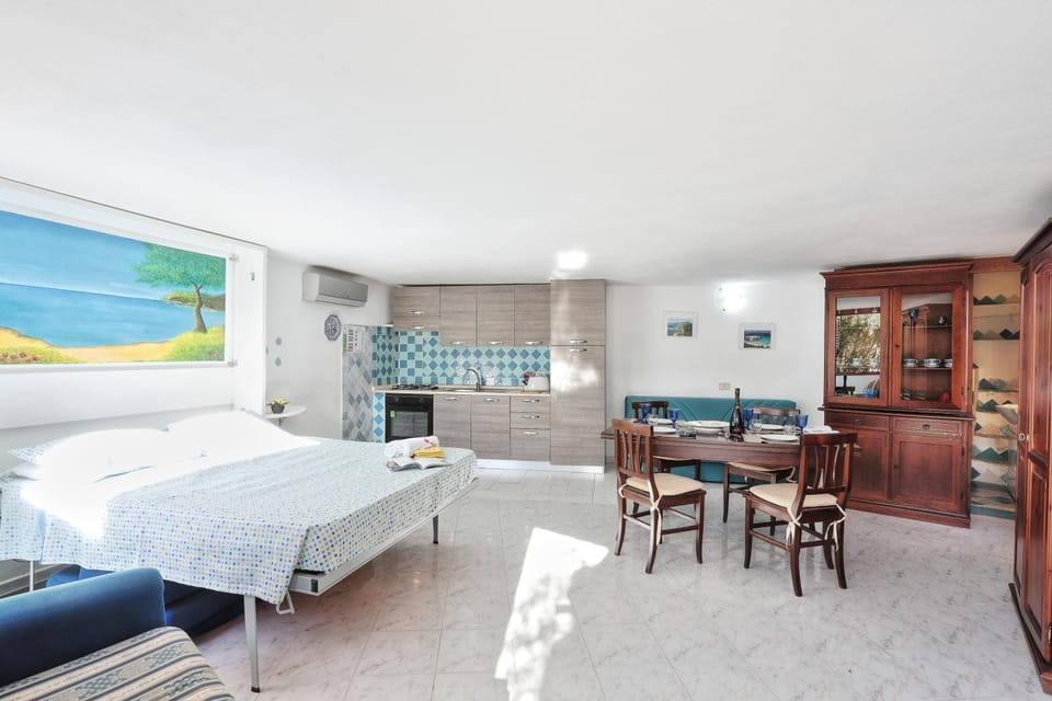 Kitchen or kitchenette, Dining area, Bedroom
