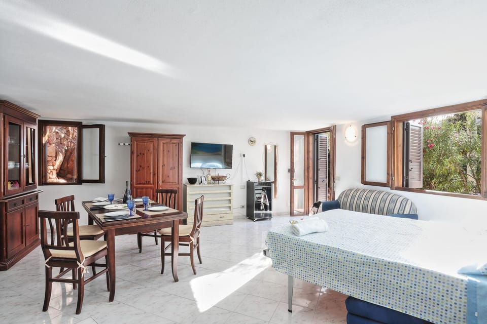 Bed, Dining area, Bedroom, wardrobe