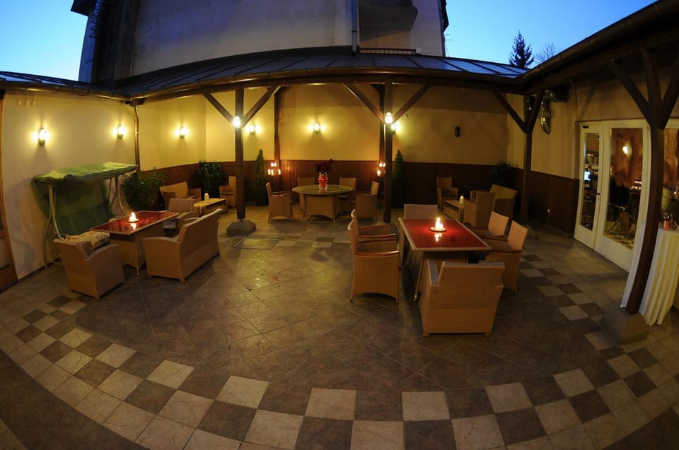 Restaurant/places to eat, Balcony/Terrace, Lobby or reception