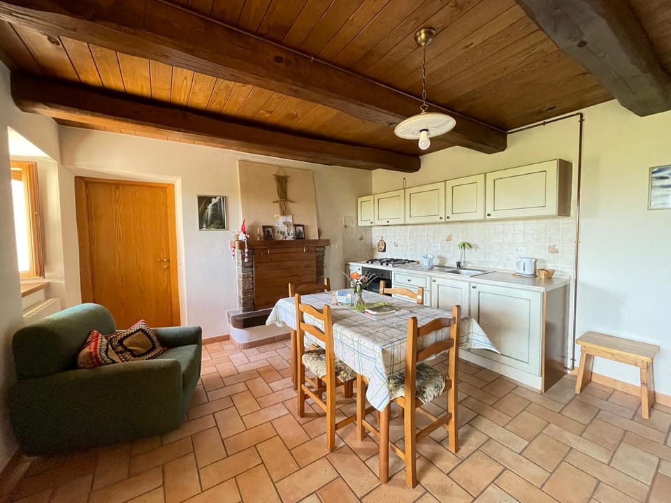 Kitchen or kitchenette, Seating area, stove