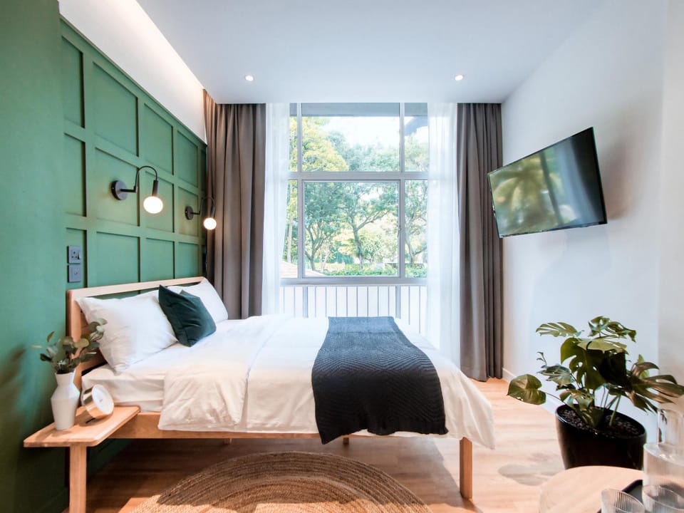 Photo of the whole room, Bedroom, City view