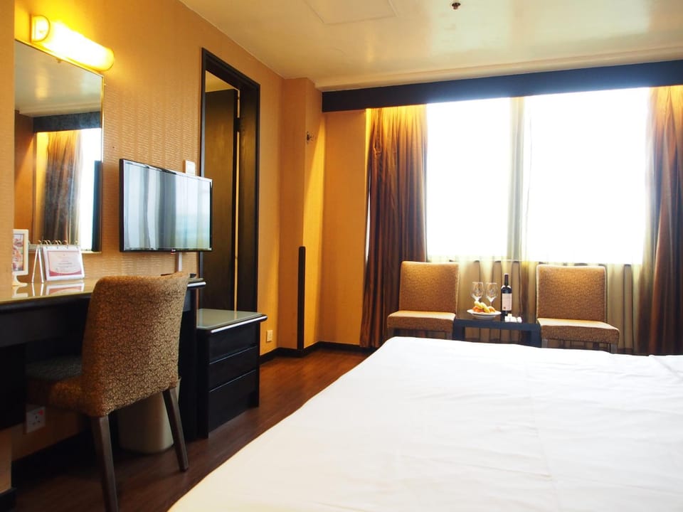 TV and multimedia, Seating area, Bedroom