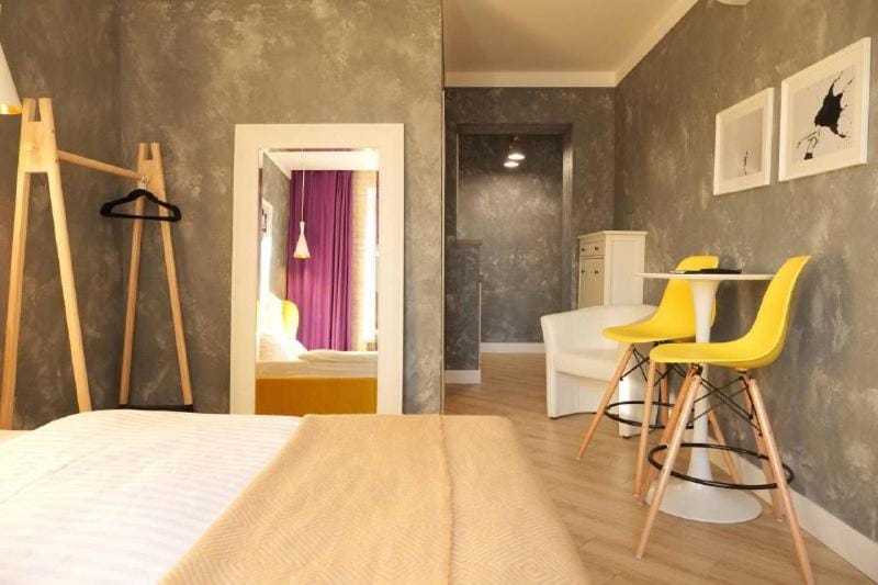 Bed, Photo of the whole room, Seating area