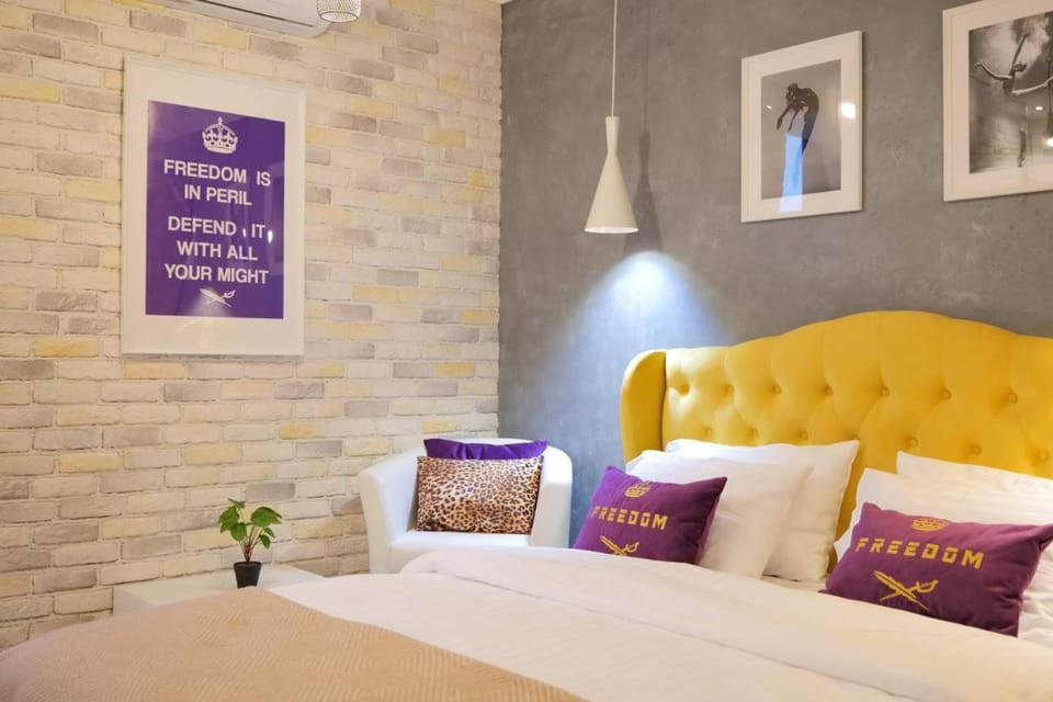 Bed, Photo of the whole room, Seating area, Bedroom