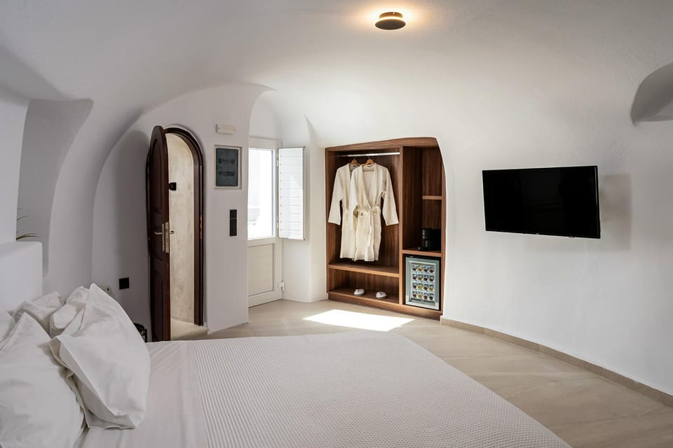 Enalion Suites Bed and Breakfast in Oia