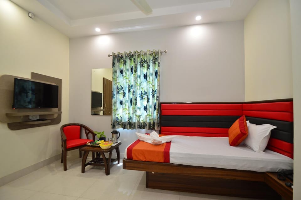 Photo of the whole room, Seating area, Bedroom