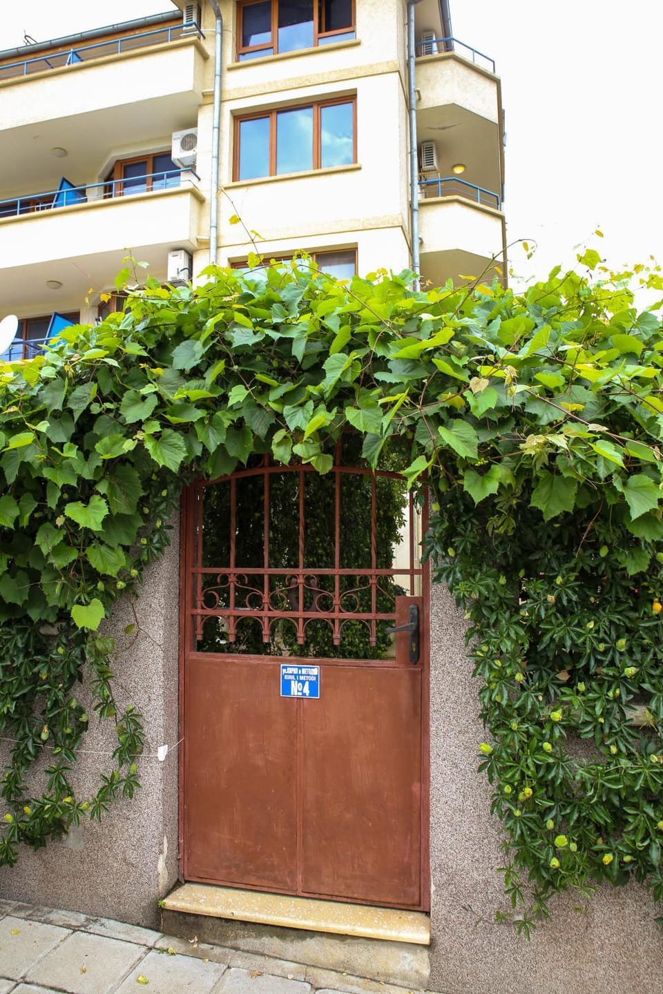 Property building, Facade/entrance, Day