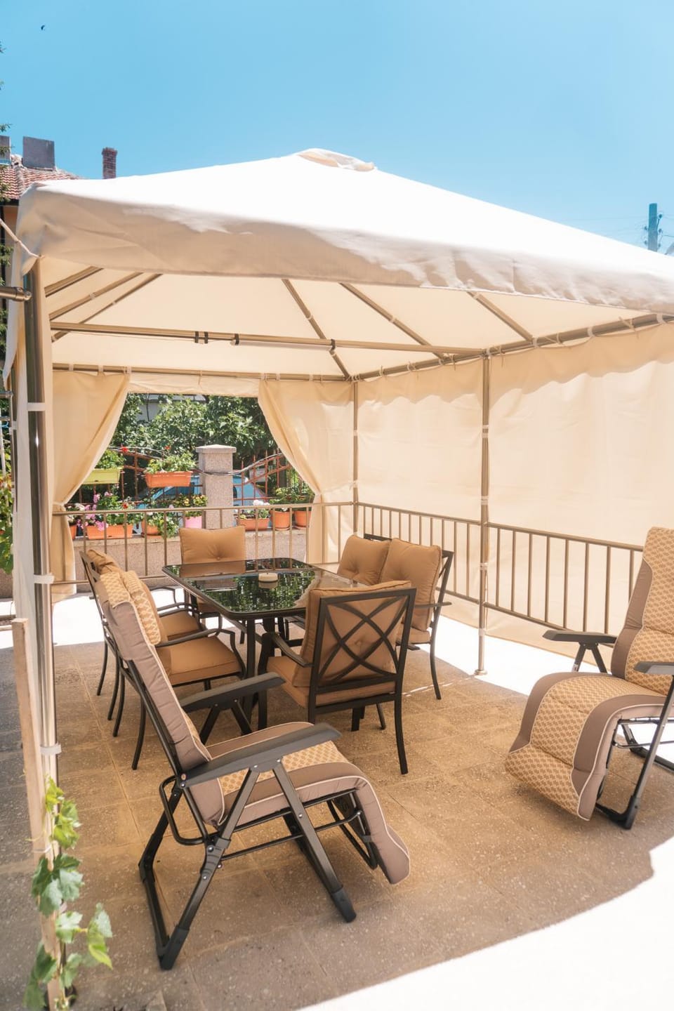 Patio, Day, sunbed
