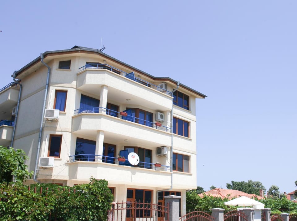 Property building, Facade/entrance, Day