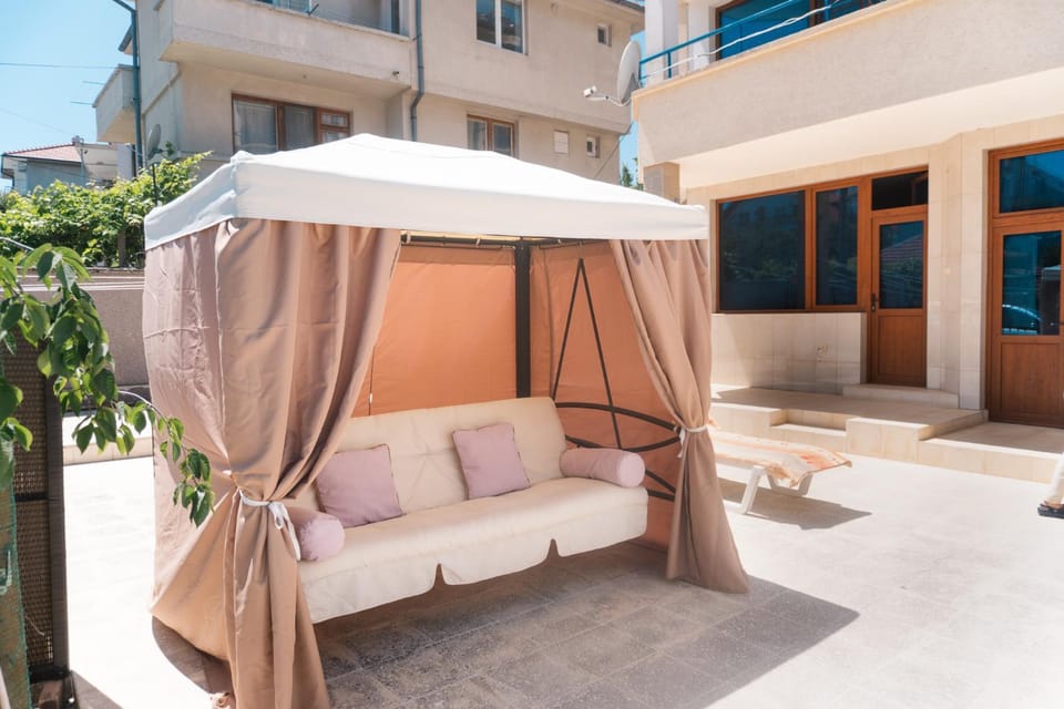Patio, Day, Seating area