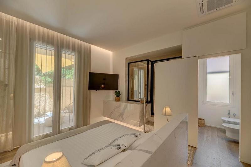 Bed, Bathroom, TV and multimedia, Photo of the whole room, Bedroom, Bath