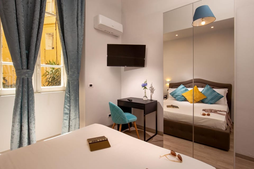 Bed, TV and multimedia, Photo of the whole room, Bedroom