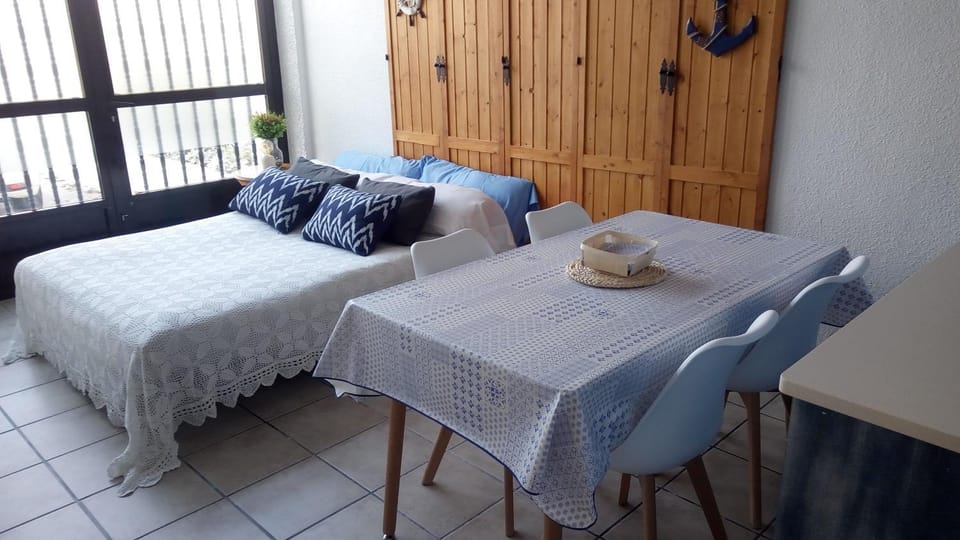 Bed, Living room, Seating area, Dining area, Bedroom