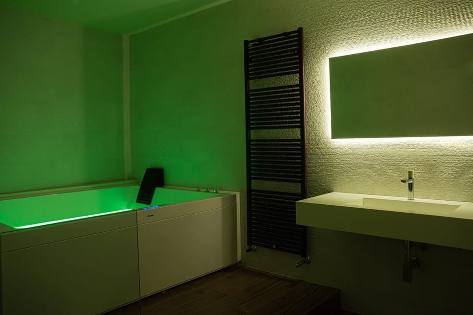 Hot Tub, Bathroom