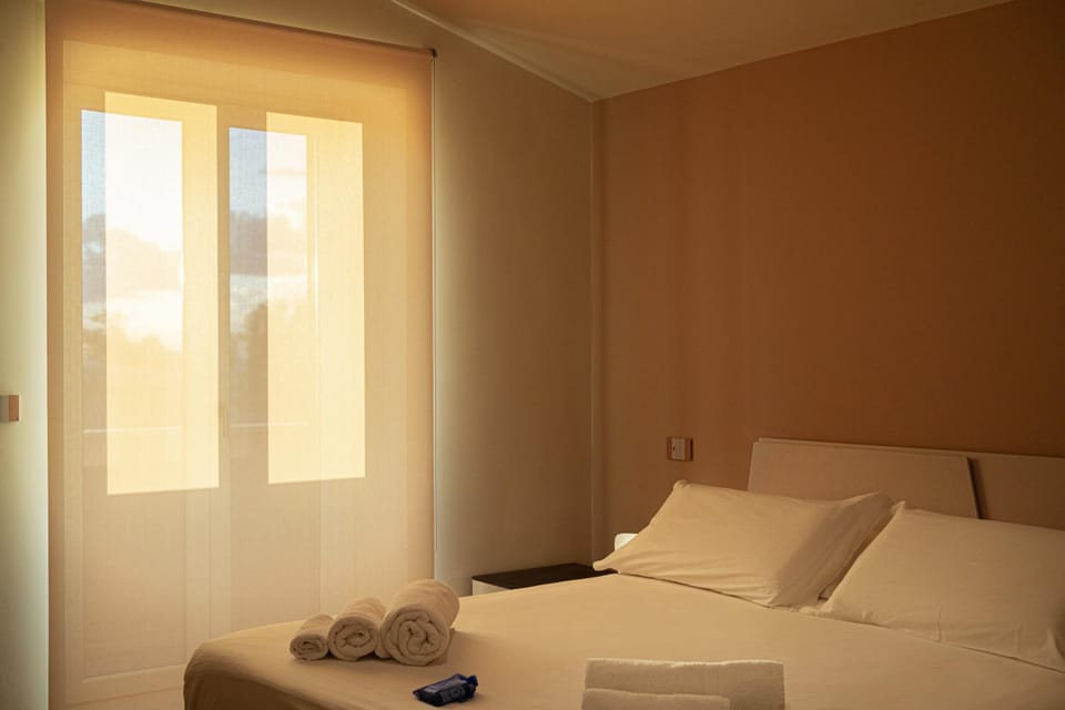 Bed, Bedroom, towels