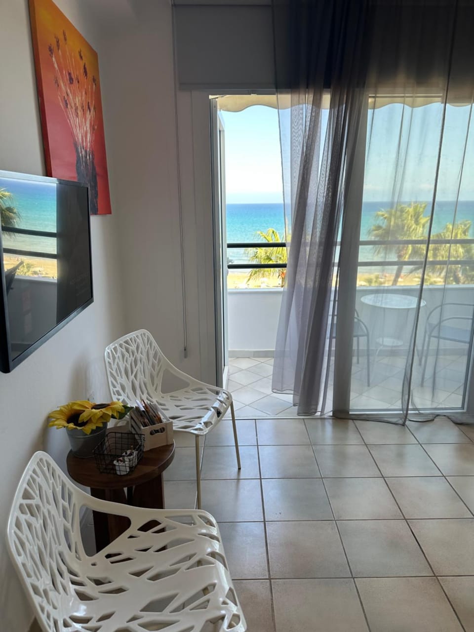 Patio, Spring, Day, Natural landscape, Summer, TV and multimedia, View (from property/room), Balcony/Terrace, Living room, Decorative detail, Seating area, Beach, Sea view, Location, soundproof