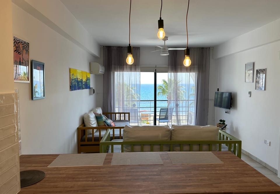 Patio, Spring, TV and multimedia, View (from property/room), Balcony/Terrace, Living room, Decorative detail, Seating area, Dining area, Beach, Sea view, air conditioner