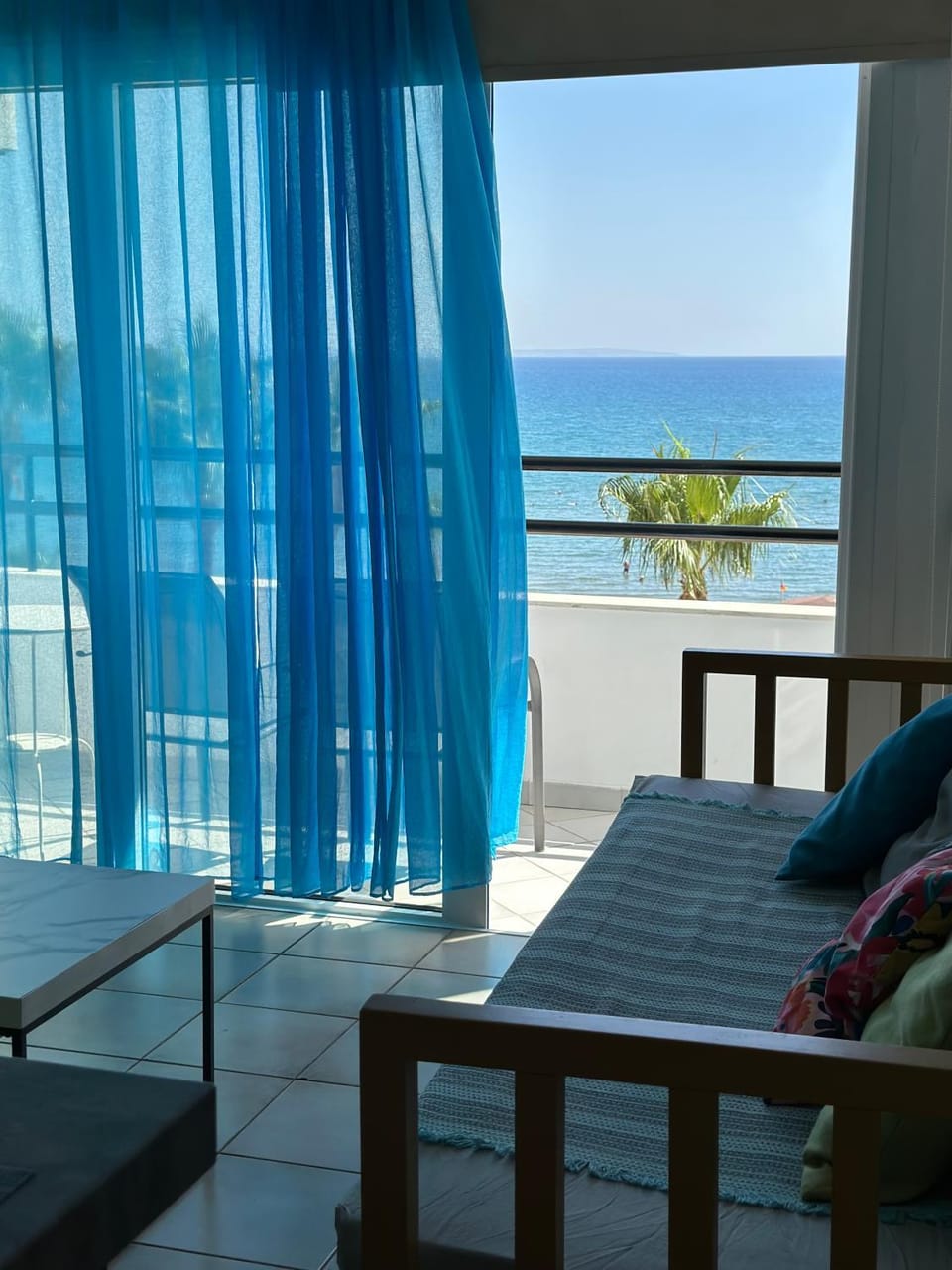 Bed, Day, Natural landscape, Summer, View (from property/room), Balcony/Terrace, Living room, Seating area, Beach, Sea view, soundproof