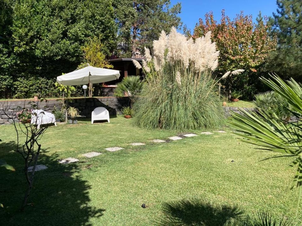 Casa Gino Petrulli Etna, villa con piscina Villa in Sicily