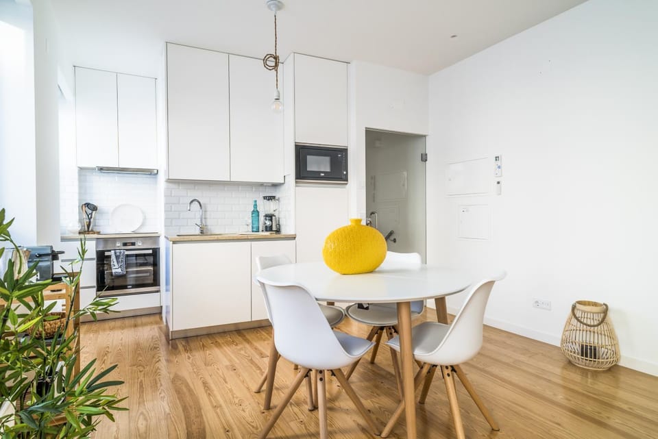 Kitchen or kitchenette, Dining area